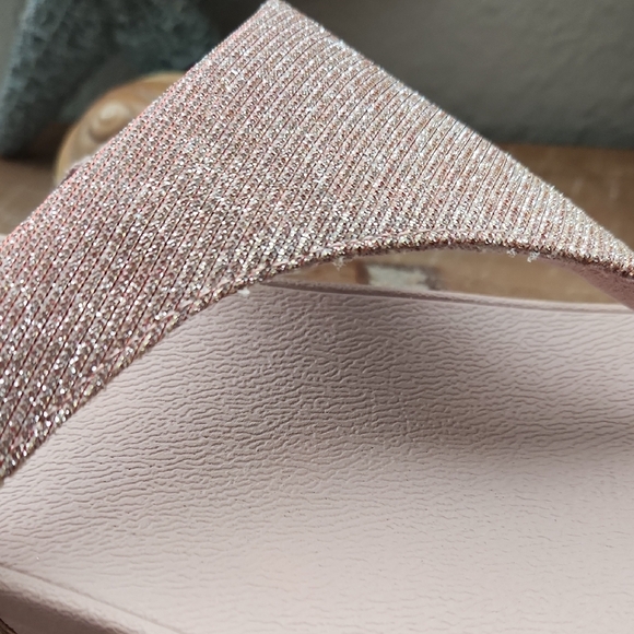 New -Fitflop Rose Gold Lulu Shimmerlux Toe Post Women's Sandals Size 7 - Picture 3 of 8